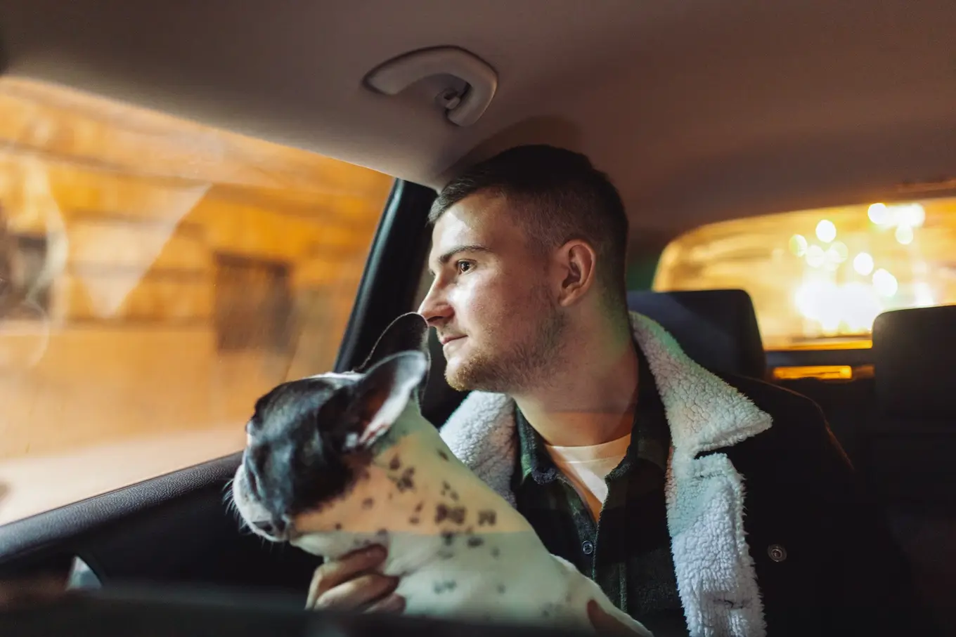 mężczyzna z psem w samochodzie